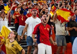 La Fonteta instala las pantallas gigantes para seguir el partido.