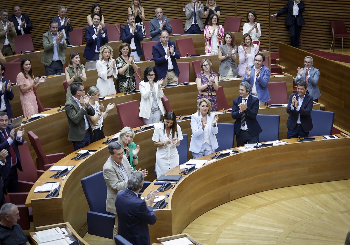 Aplausos en la bancada popular tras la aprobación de la ley de libertad educativa.