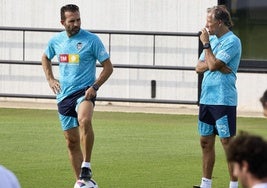 Baraja y Chema Sanz hablan durante el entrenamiento.