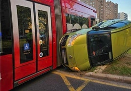 Espectacular accidente del tranvía en Valencia