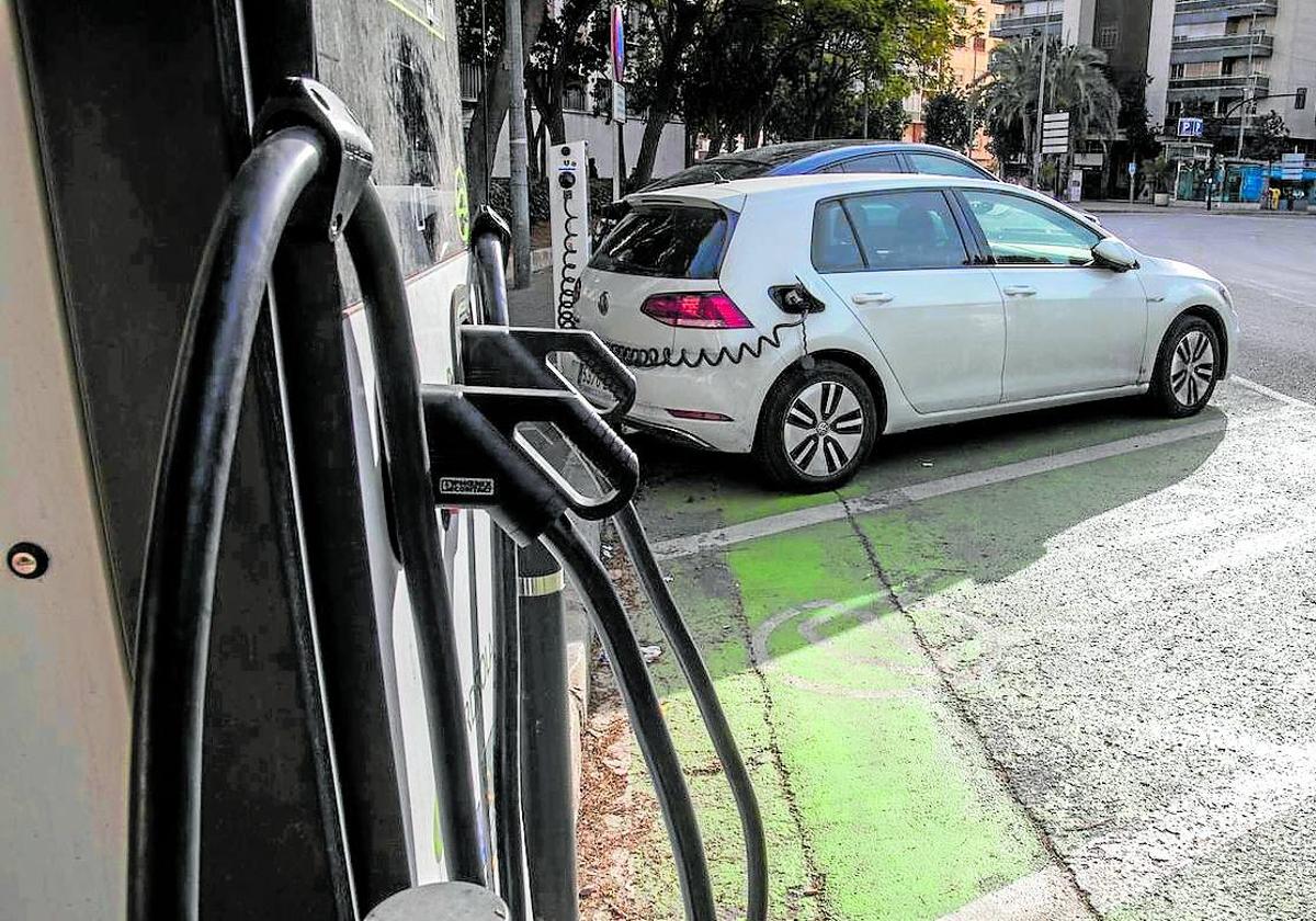 Vehículo aparcado en una 'plaza verde' para cargar sus baterías.