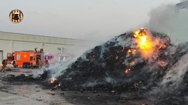 Residuos afectados por el fuego en la planta de rediclaje.