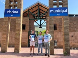 Presentación del programa 'Piscina activa' por parte de los ediles de Deportes y Juventud y el alcade.