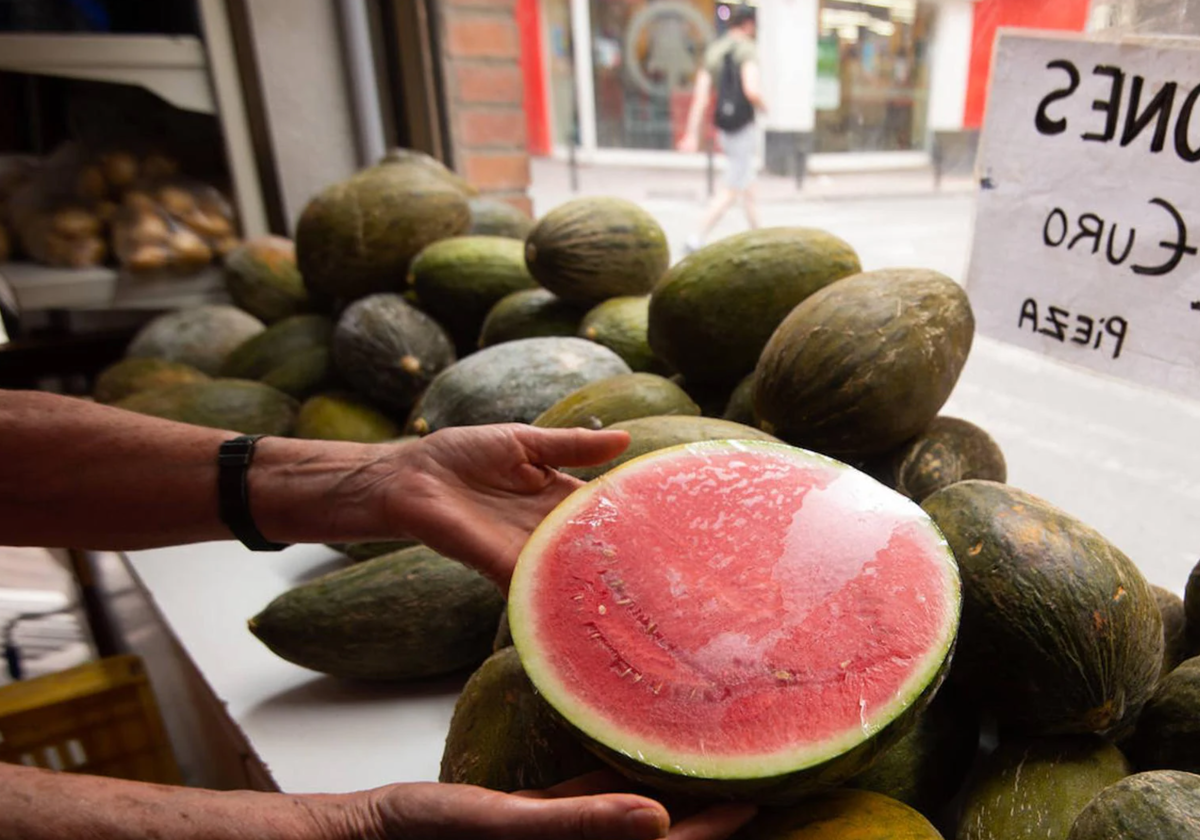 Sandías y melones a la venta en una tienda.