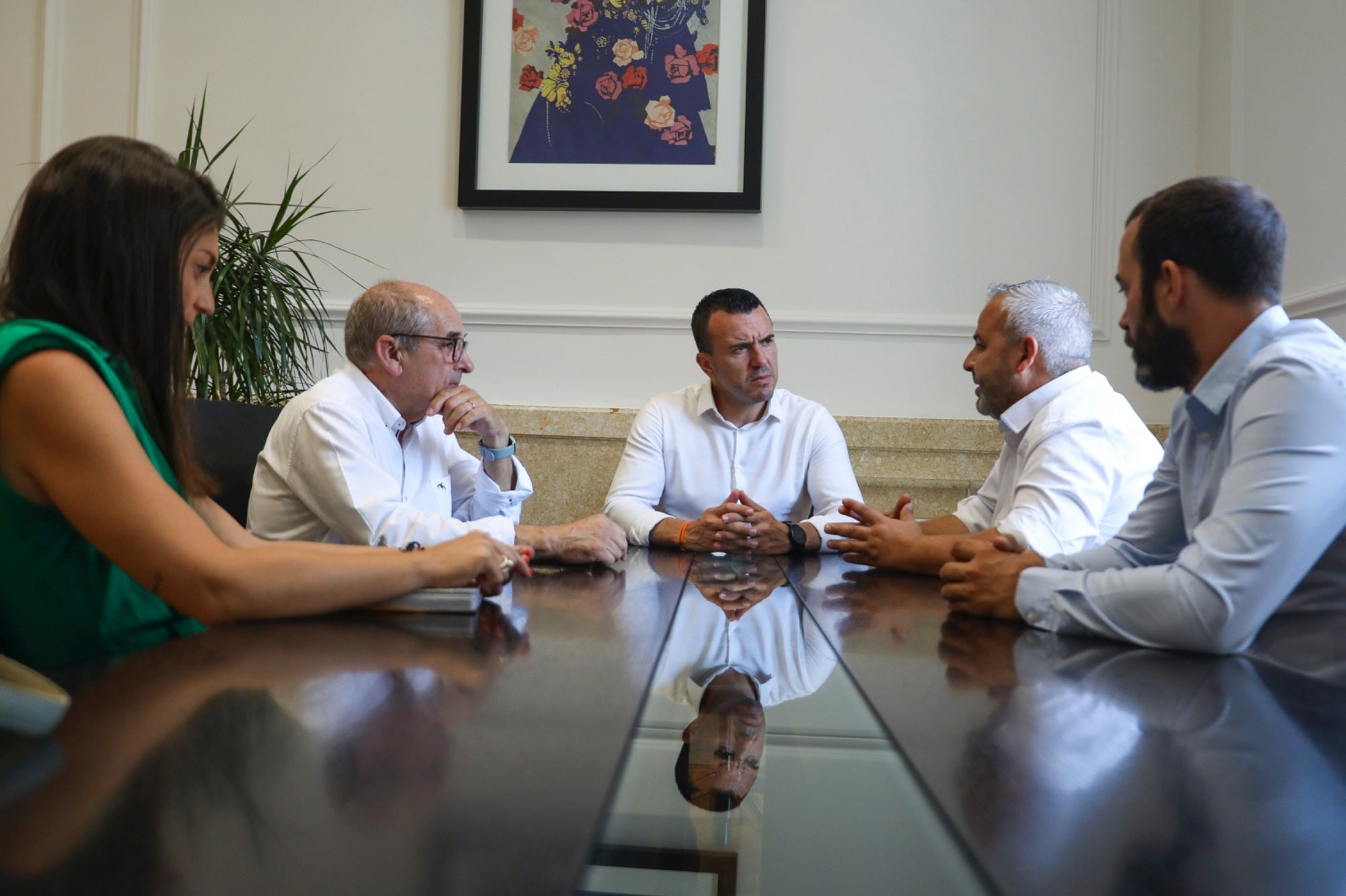 Momento de la reunión entre los alcaldes de Montaverner y Pinet y el presidente de la Diputación.