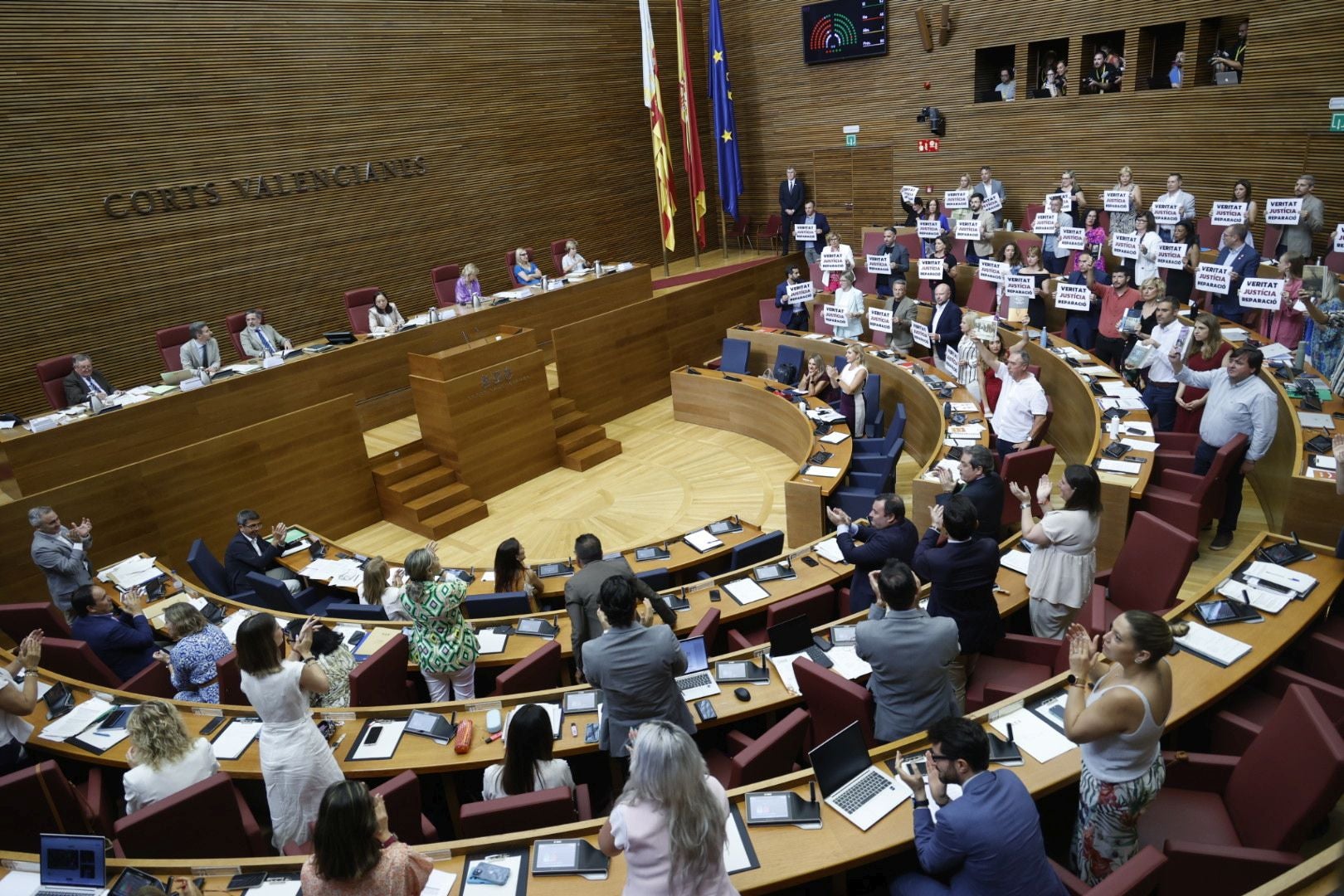 La sesión de control a Mazón de este jueves en Les Corts, en imágenes