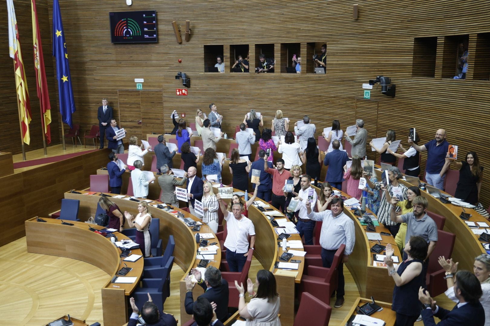 La sesión de control a Mazón de este jueves en Les Corts, en imágenes