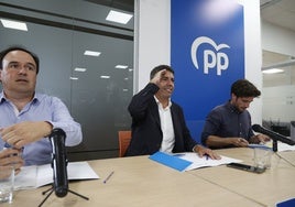 Carlos Mazón, entre Juanfran Pérez y Juan Carlos Caballero, antes de la reunión de la dirección del PP este jueves.