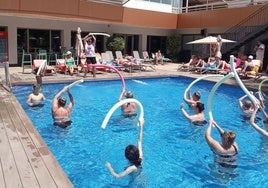 La animadora de La Nucía, en una de sus actividades en un hotel de Benidorm.