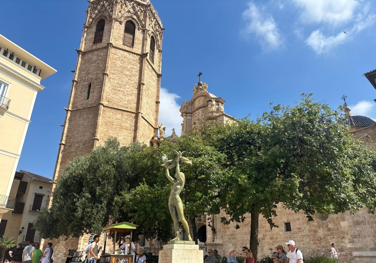 Monumento a la Paz y la Concordia, obra de José Puche., junto a la Catedral.