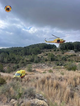 Helicóptero y ambulancia en un rescate, en una imagen de archivo.