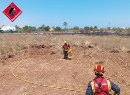 Al fondo, la zona que ha ardido en el incendio, ya controlado.