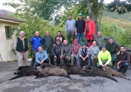 Un grupo de cazadores con varias piezas abatidas.