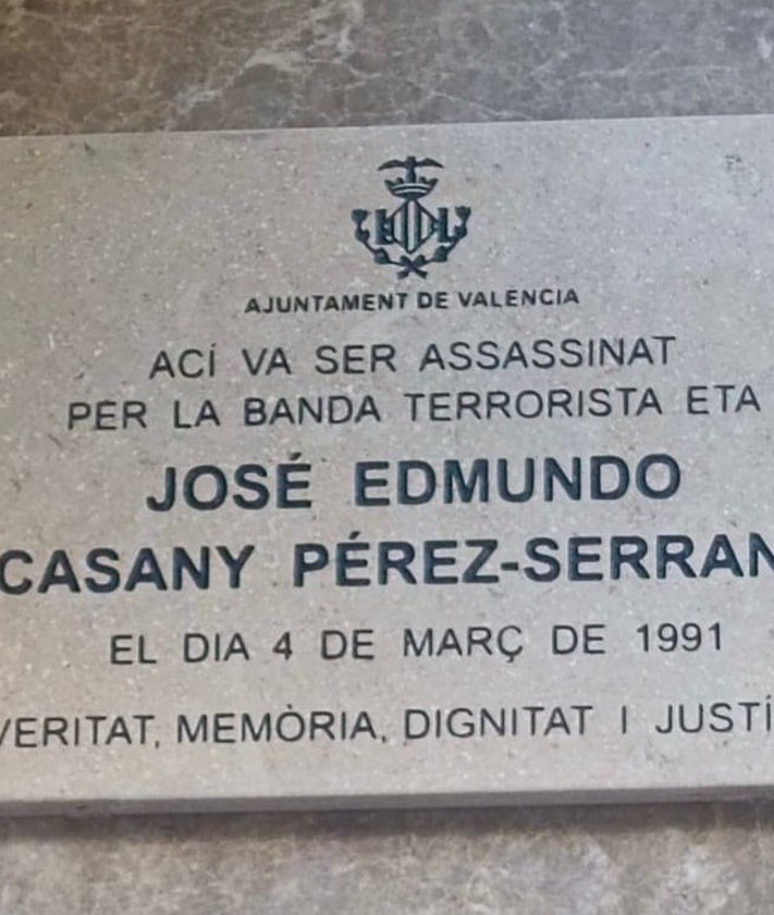 Imagen secundaria 2 - Placas en homenaje a Ernest Lluch, Josefina Corresa y José Edmundo Casany.