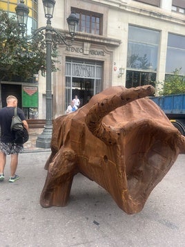 La escultura taurina en la plaza del Ayuntamiento de Valencia.