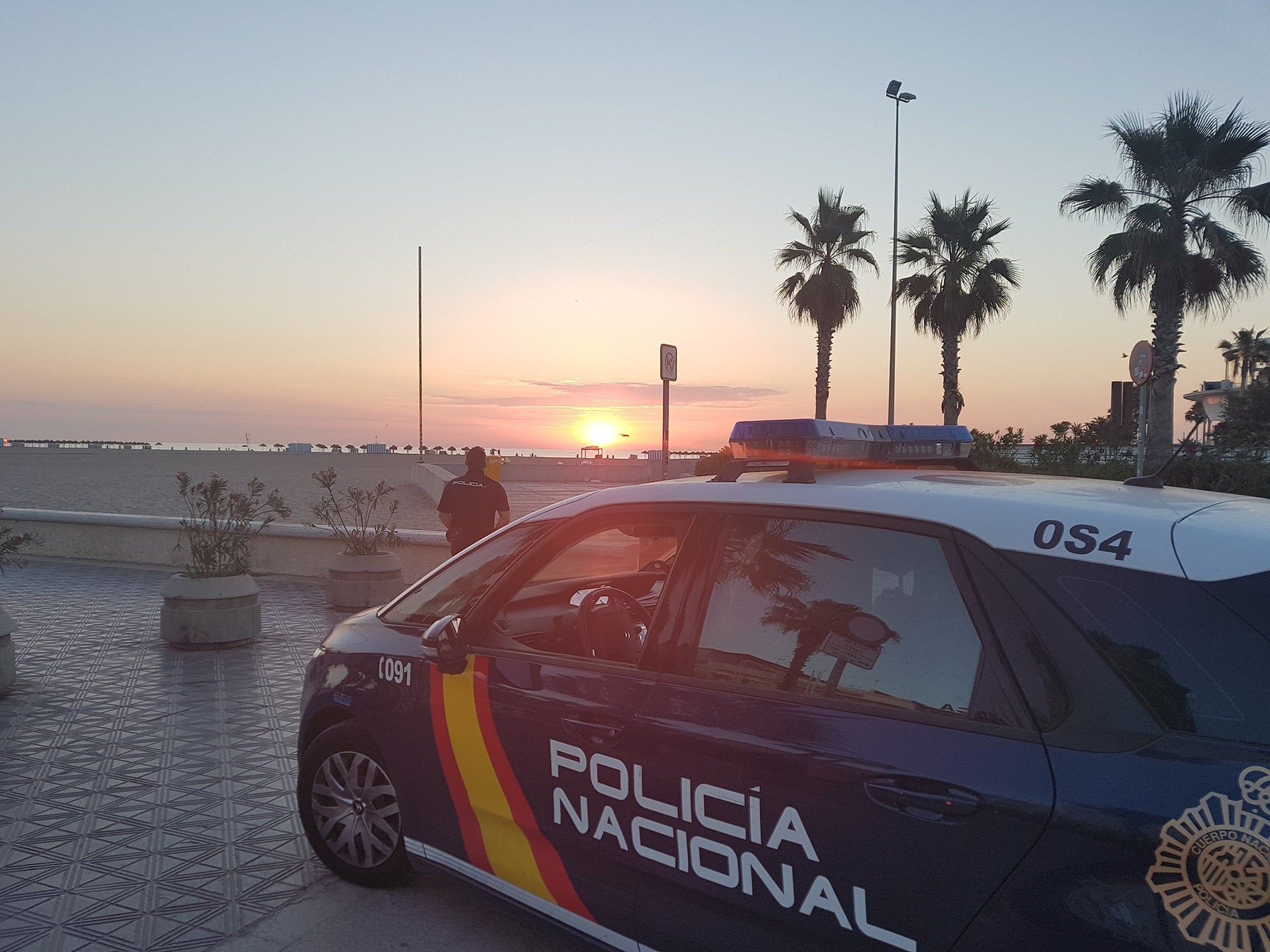 Una patrulla de la Policía Nacional junto a la playa.