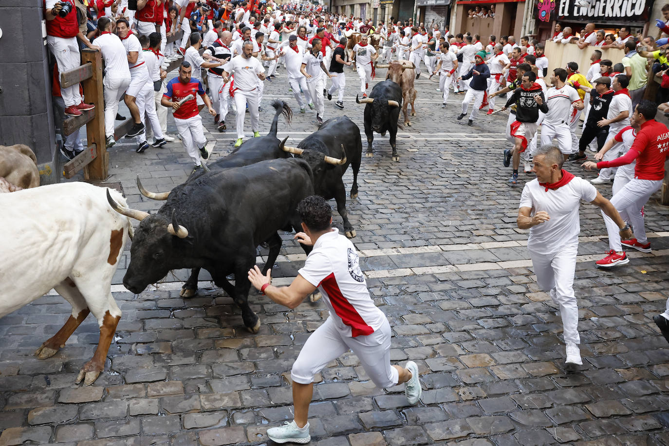 Las mejores imágenes del sexto encierro de San Fermín 2024