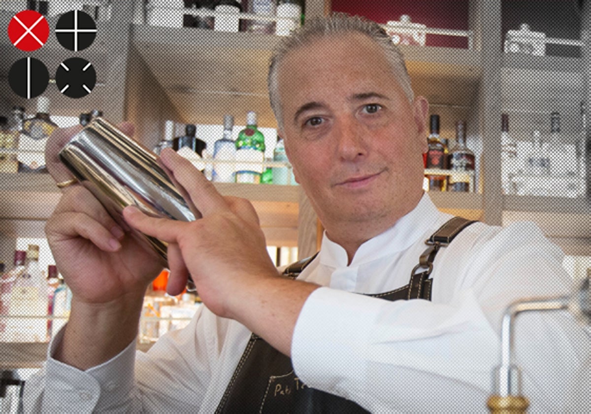 Patxi Troitiño, preparando un cóctel en el bar del hotel ESTIMAR.