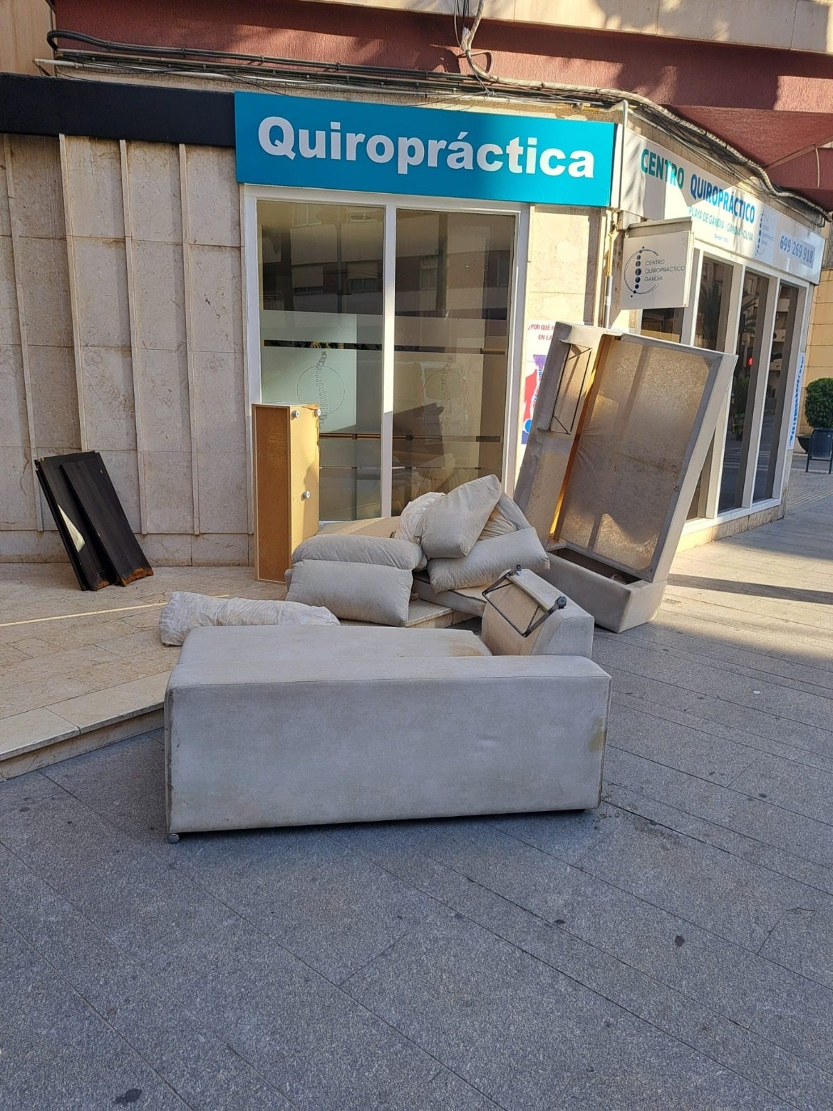 Enseres tirados en una calle de Gandia.