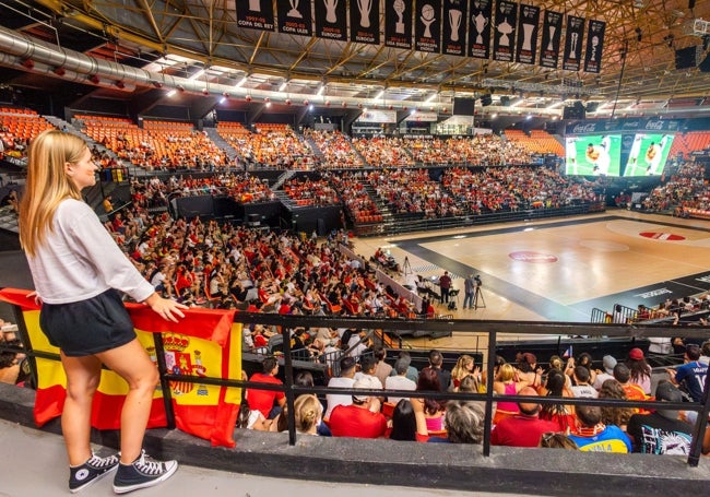 Aficionados, en La Fonteta, en el partido entre España y Francia.