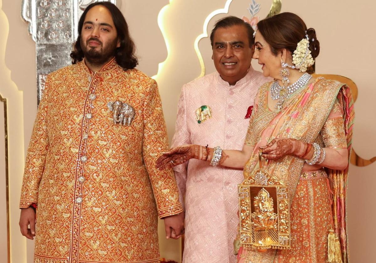 Anant Ambani (izda.) junto a sus padres, Mukesh Ambani y Neeta Ambani.