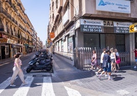 Inicio de la calle Pelayo, donde se proyectó instalar las manos de Paco Genovés representadas por Manolo Boix.