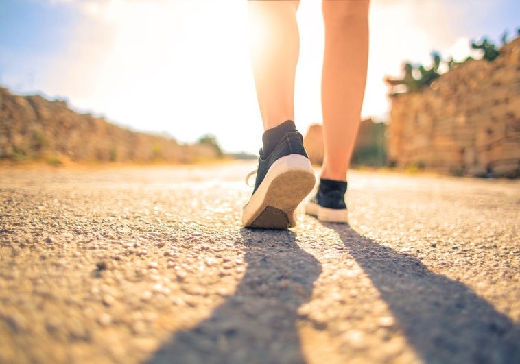 Los beneficios del retro-walking, la forma de caminar que quema más calorías