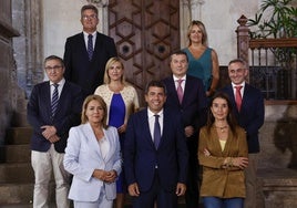 Foto de familia presidida por el president de la Generalitat, Carlos Mazón, tras el pleno del Consell extraordinario celebrado para reordenar las áreas de gobierno