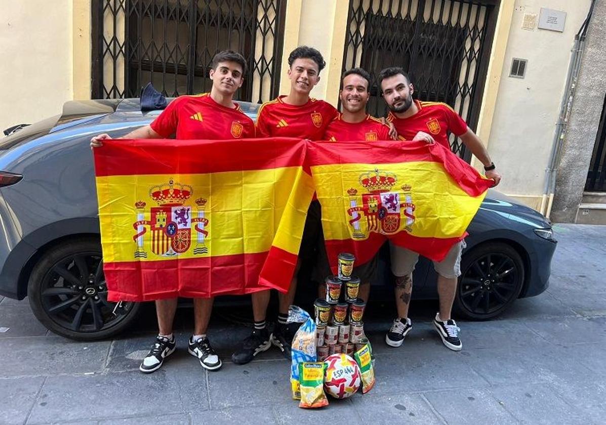 Iván, Jaume, Omar y Alejandro justo antes de comenzar el viaje. Delante de ellos, la pila de provisiones adquiridas para el viaje.