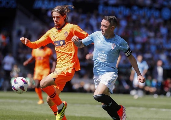 Yarek, a la izquierda, en un partido con el Valencia de la pasada temporada.