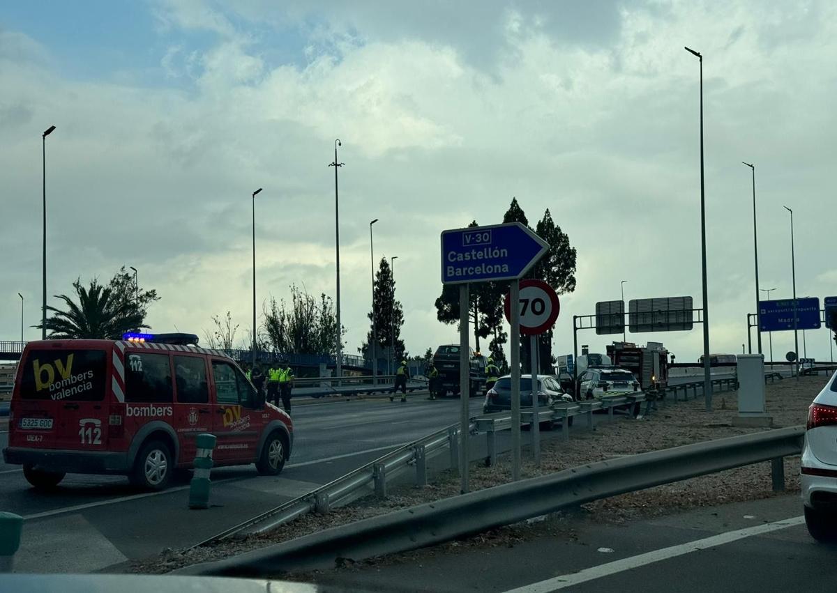 Imagen secundaria 1 - Varios vehículos se han visto involucrados en un accidente, incluyendo la Guardia Civil.