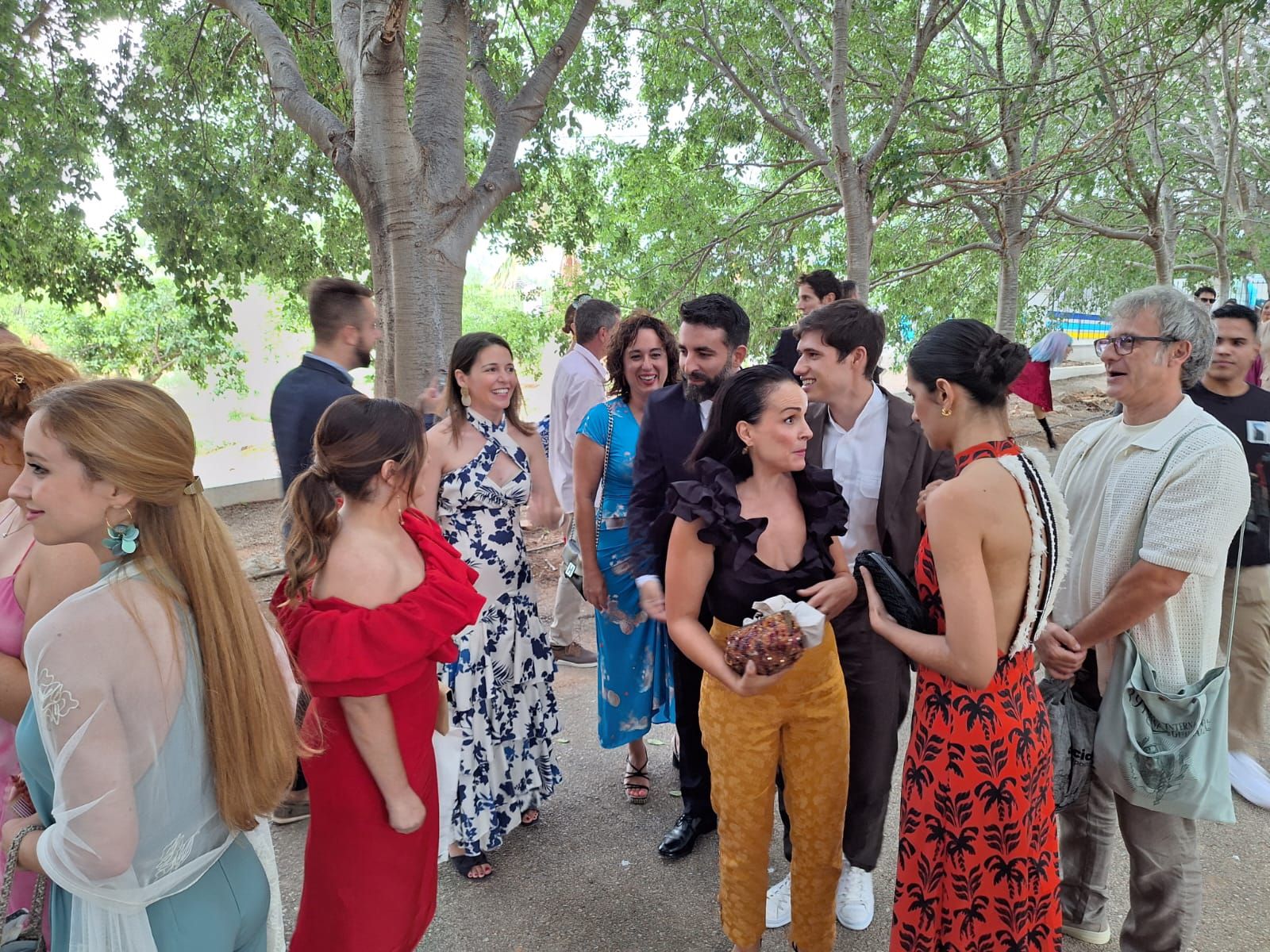 Concejales del PSPV, en la entrada de la boda