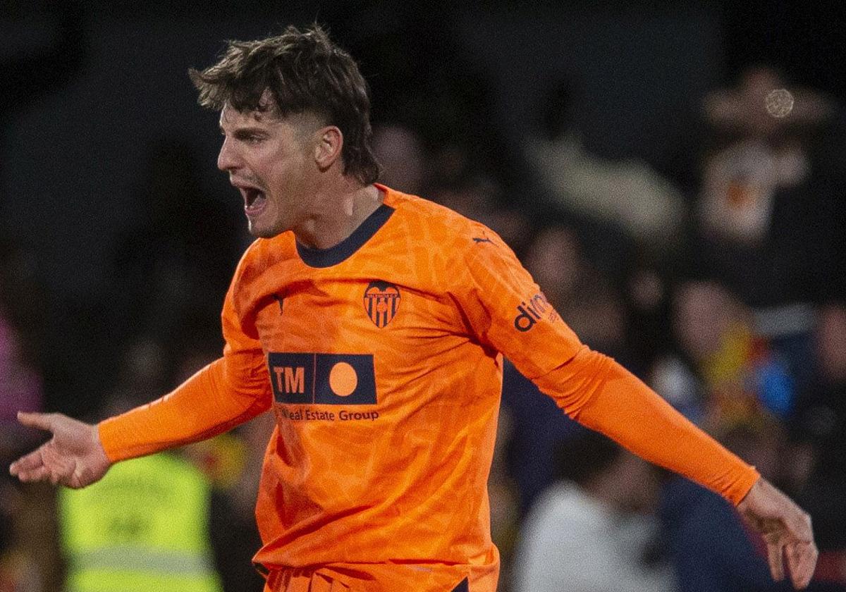 Sergi Canós celebra un gol con el Valencia CF ante el Cartagena.