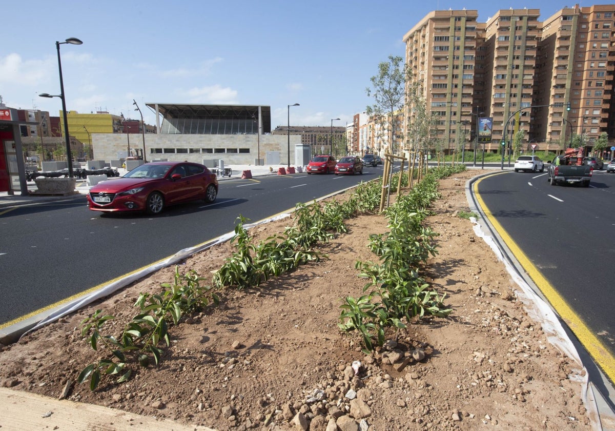 Nueva rotonda y carriles de tráfico, por delante de la estación de Renfe del Cabanyal, junto a la avenida de Blasco Ibáñez.