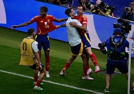 Los jugadores de España celebran el gol de Mikel Oyarzabal.