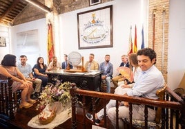 El nuevo conseller de Medio Ambiente, Vicente Martínez Mus, junto a concejales del Ayuntamiento de Valencia y autoridades, en el sorteo de redolins de El Palmar.