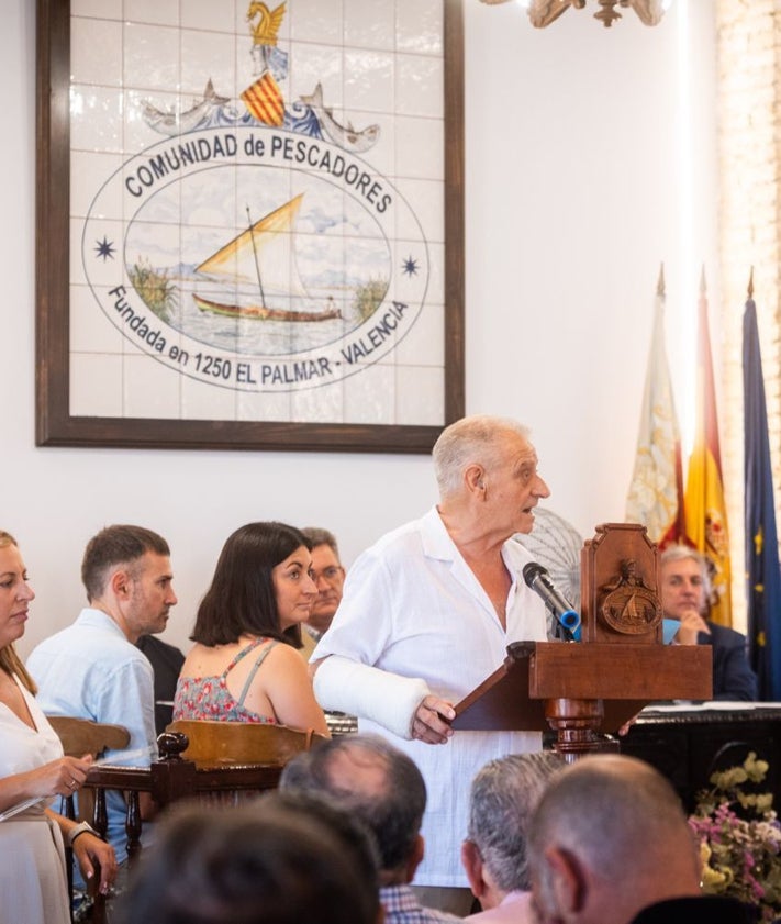 Imagen secundaria 2 - El conseller de Medio Ambiente, en la lectura del sorteo y José Caballer, presidente de la cofradía de pescadores de El Palmar.