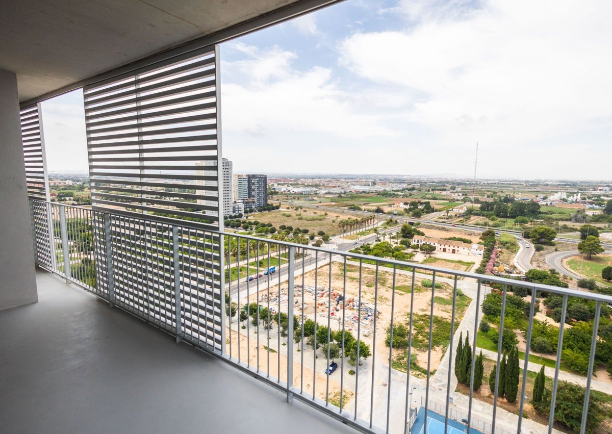 Imagen secundaria 1 - Vista general del edificio en la pedanía de La Torre y lamas que evitar que penetre el sol.