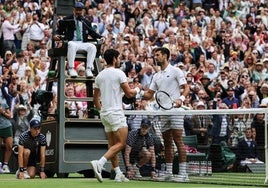 Carlos Alcaraz y Novak Djokovic en el partido del año pasado.