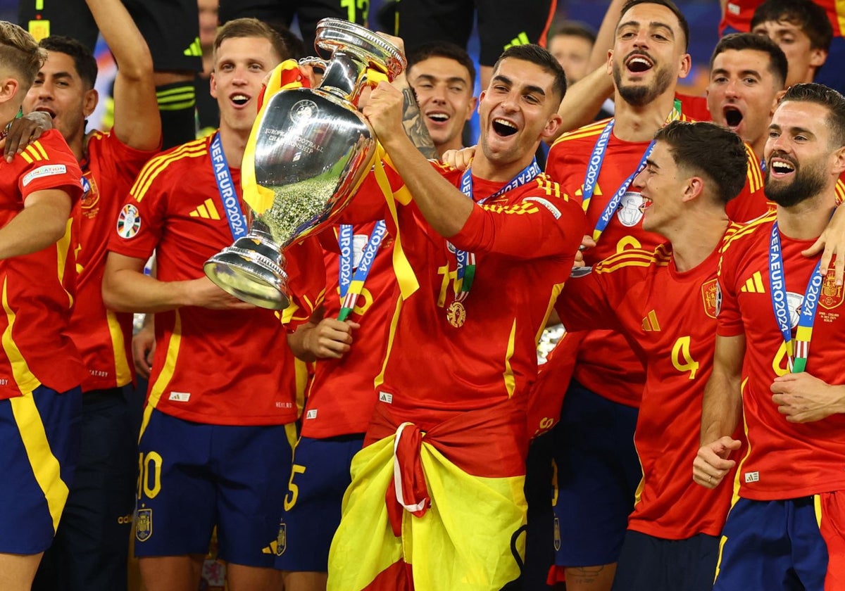 Ferran, con el trofeo.