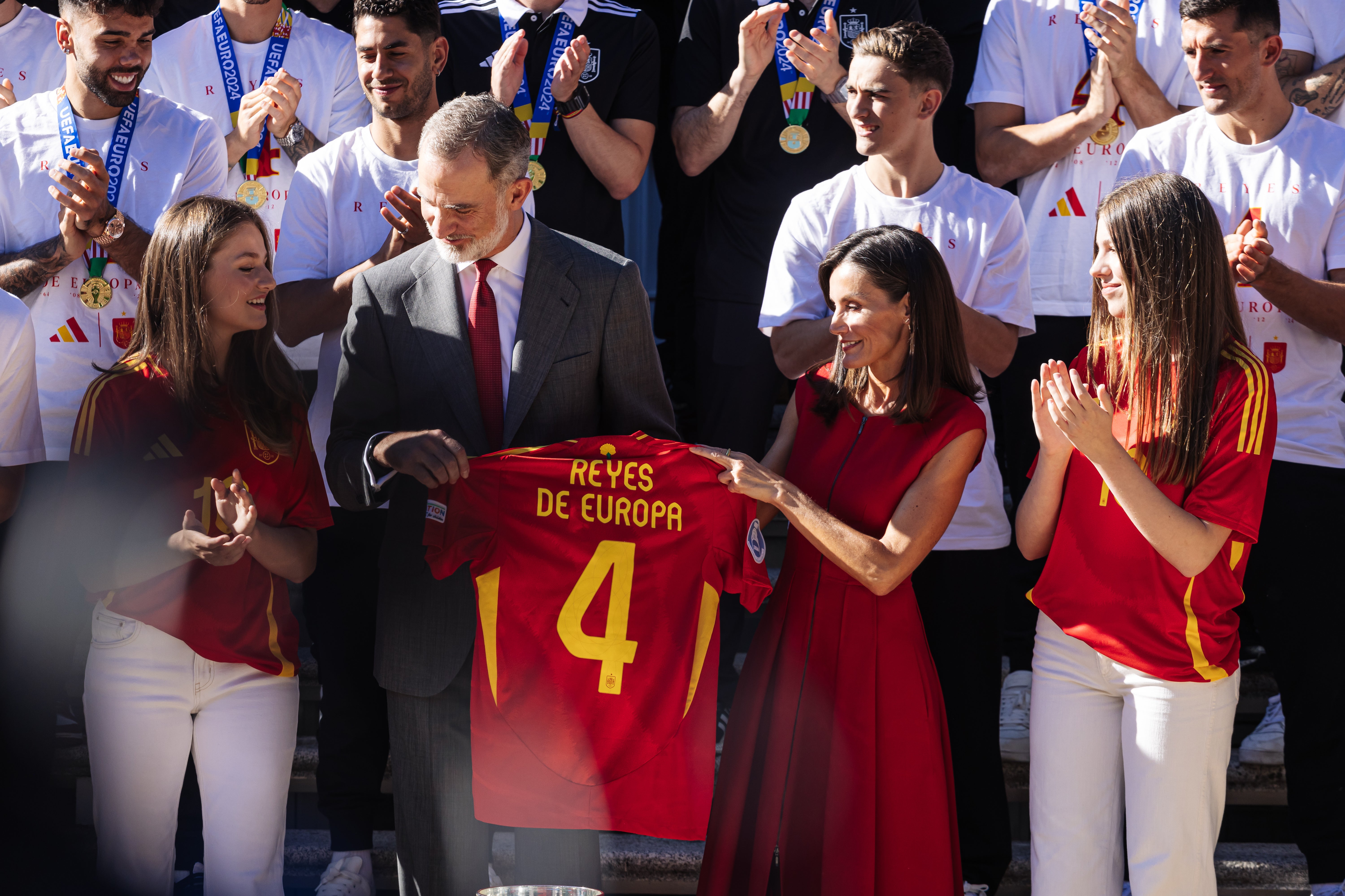 Letizia, Leonor y Sofía apuestan al rojo para recibir a la selección española de fútbol