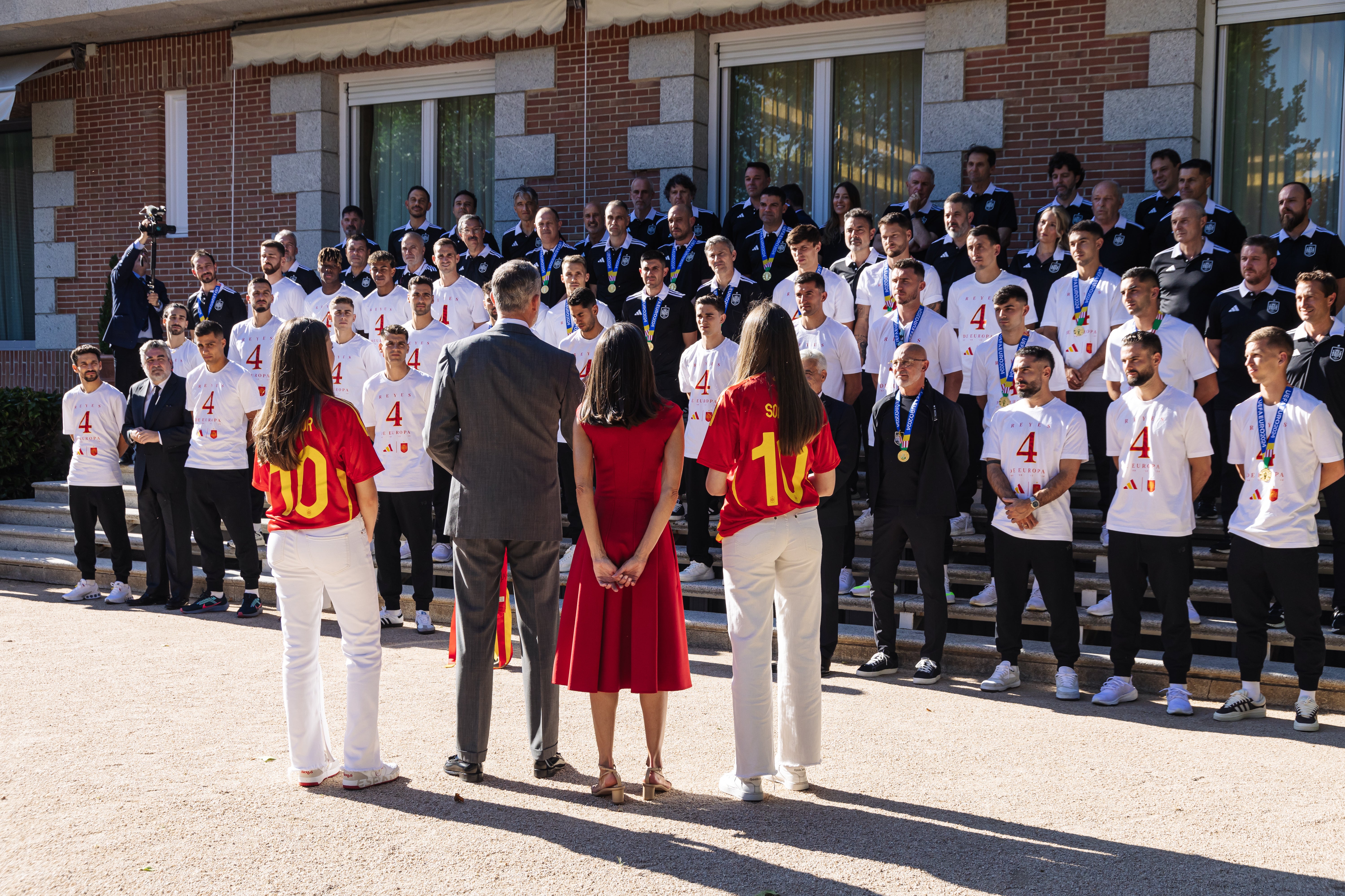 Letizia, Leonor y Sofía apuestan al rojo para recibir a la selección española de fútbol