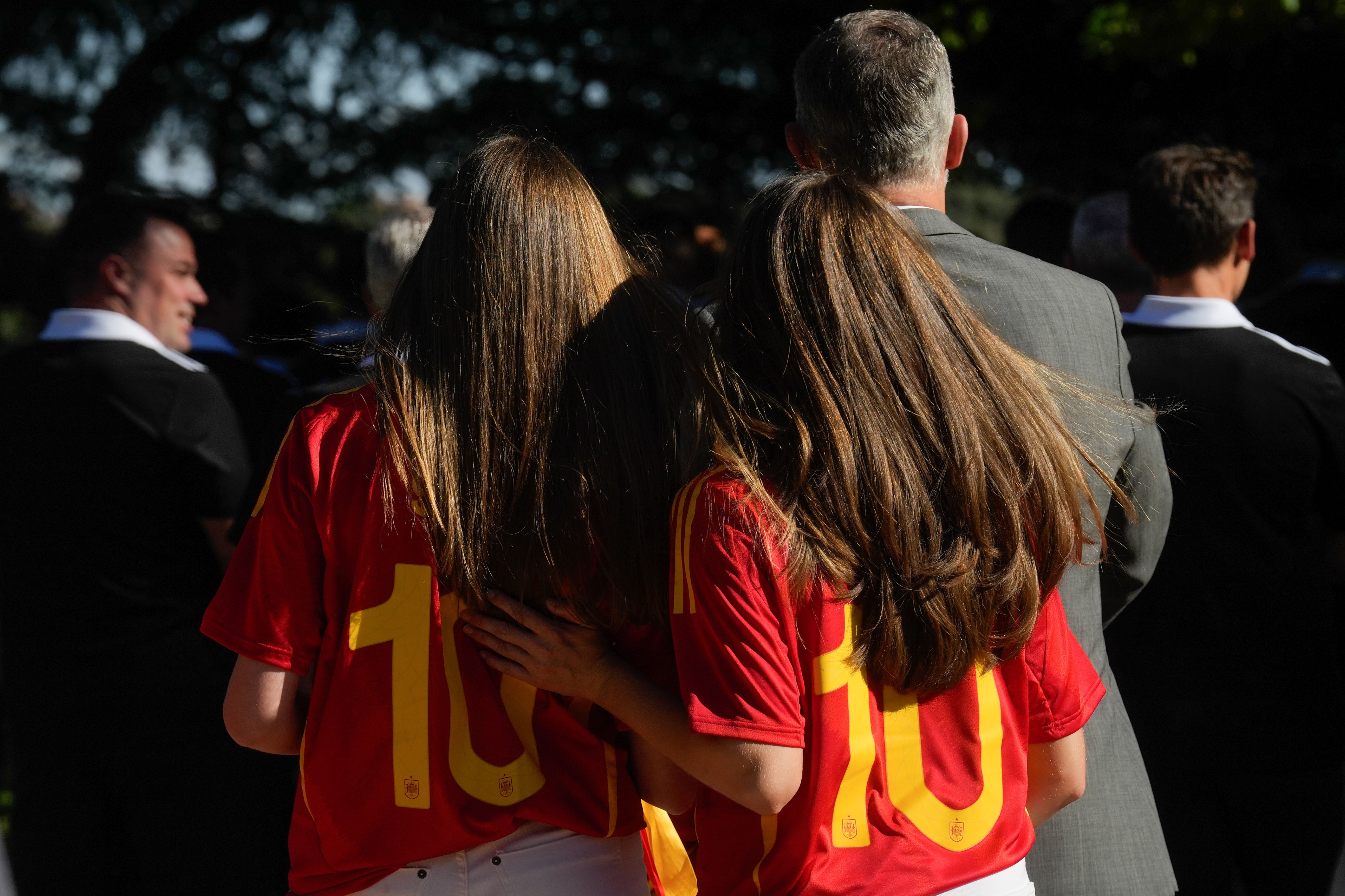 Letizia, Leonor y Sofía apuestan al rojo para recibir a la selección española de fútbol