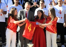 Letizia, Leonor y Sofía apuestan al rojo para recibir a la selección española de fútbol