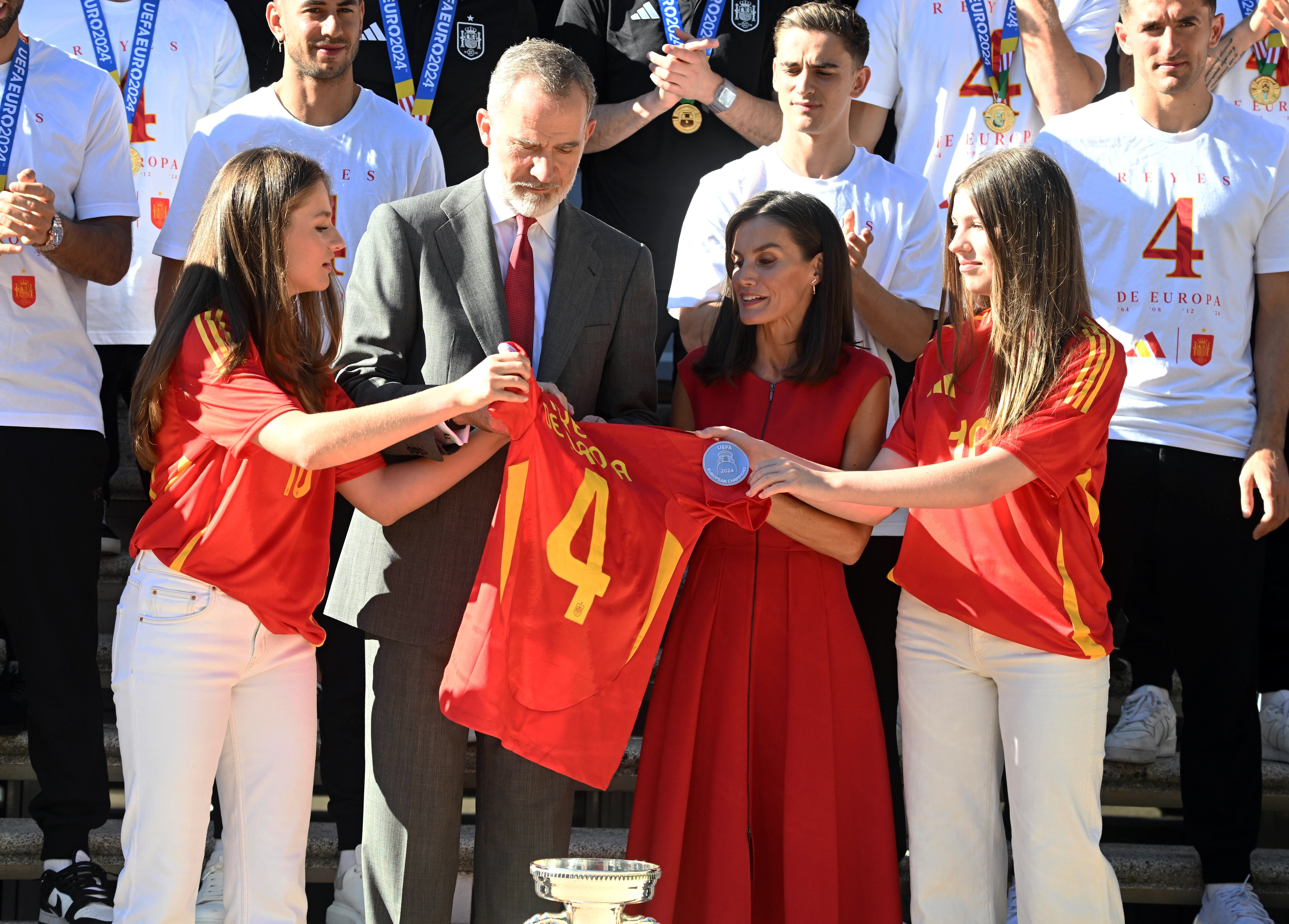 Letizia, Leonor y Sofía apuestan al rojo para recibir a la selección española de fútbol