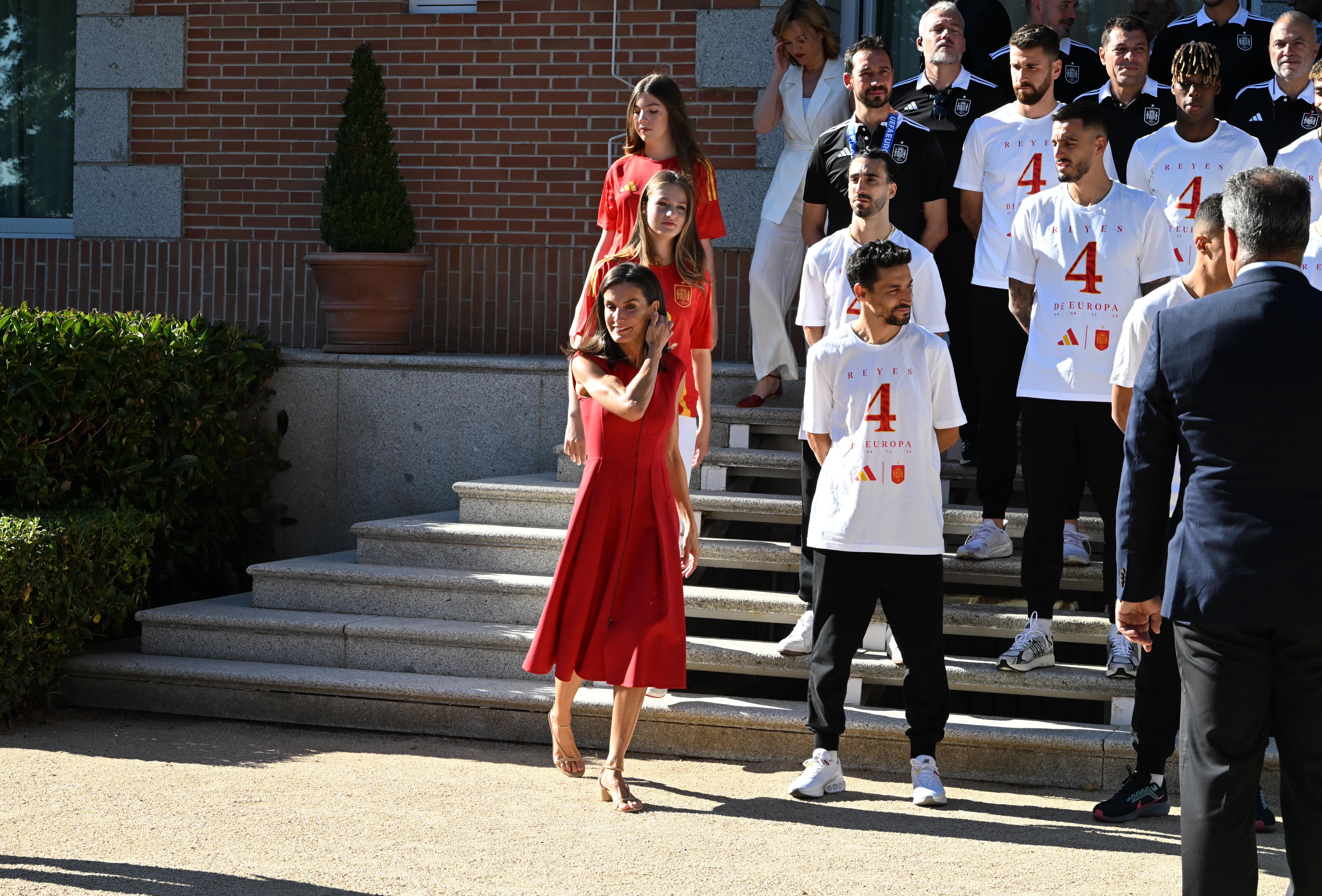 Letizia, Leonor y Sofía apuestan al rojo para recibir a la selección española de fútbol