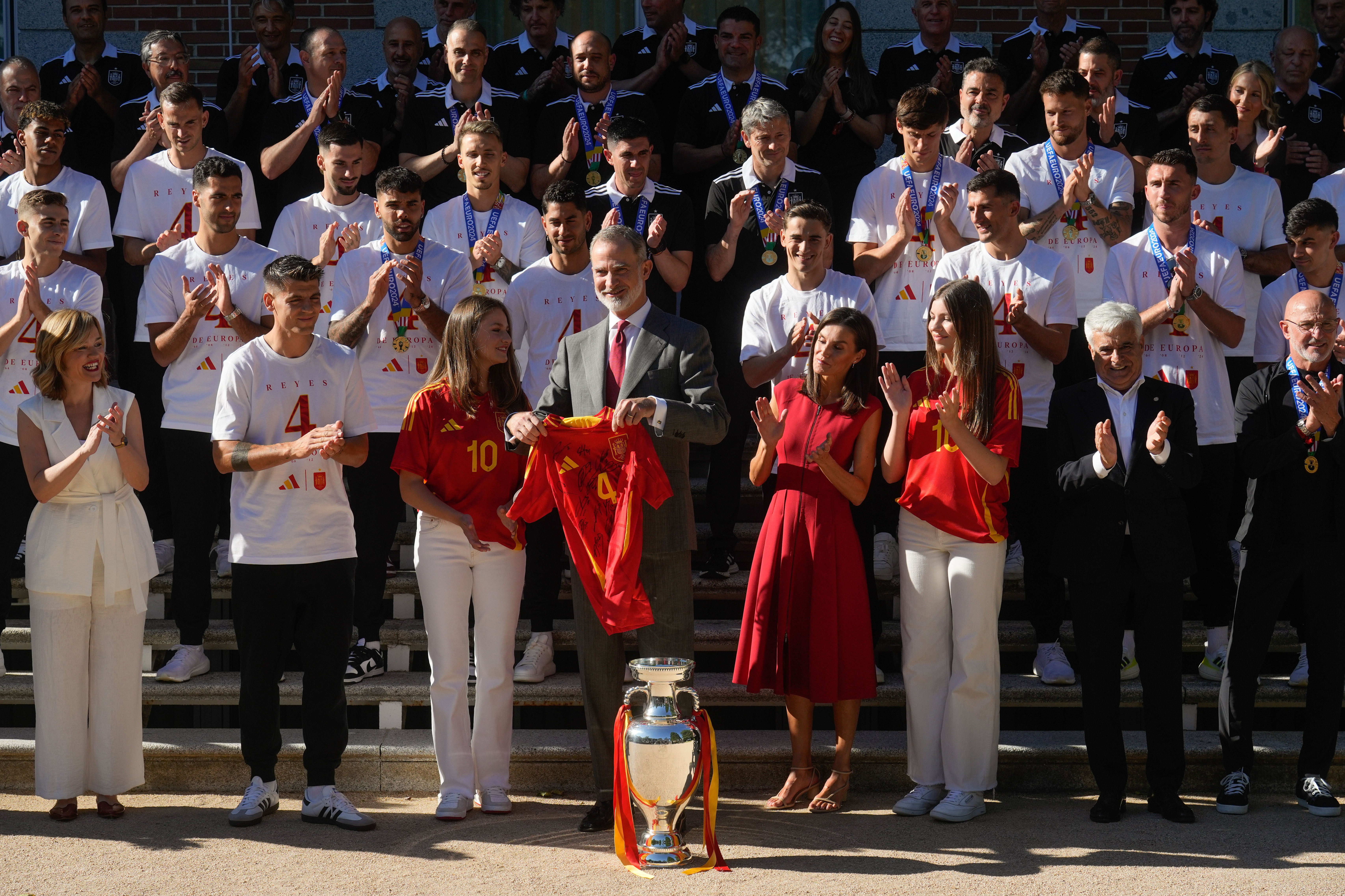 Letizia, Leonor y Sofía apuestan al rojo para recibir a la selección española de fútbol