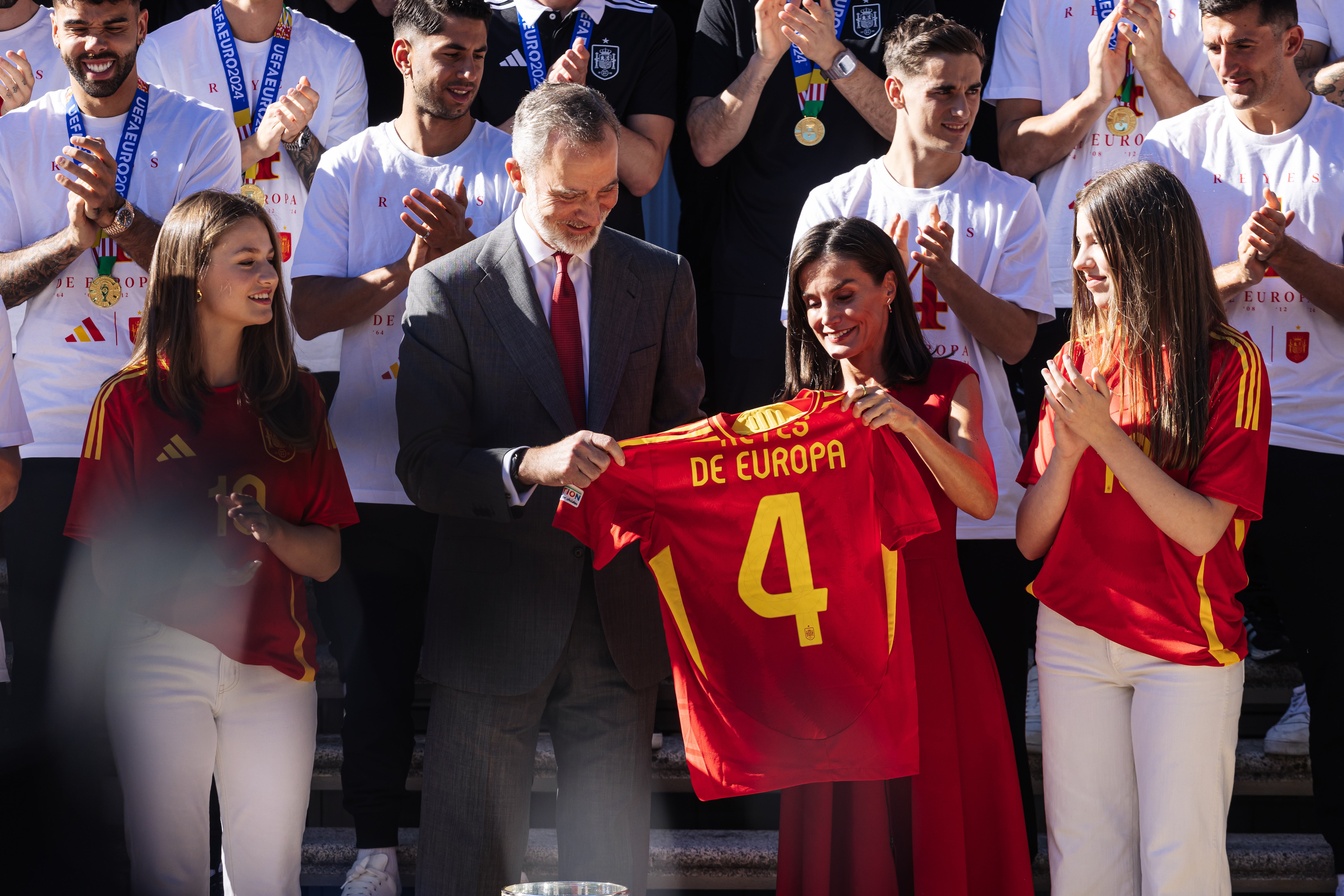 Letizia, Leonor y Sofía apuestan al rojo para recibir a la selección española de fútbol