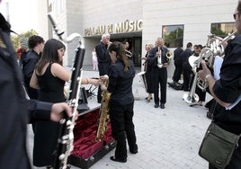 Bandas llegando al Palau de la Música de Valencia.