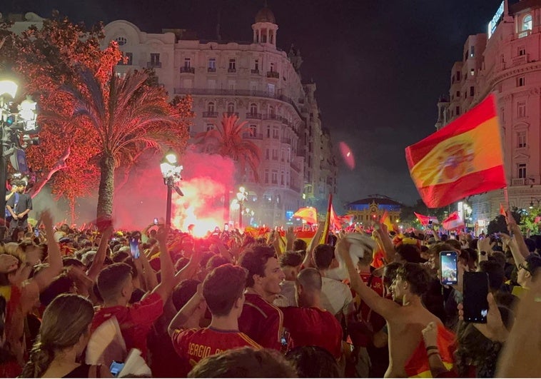 Celebración de la Eurocopa lograda por España en la Plaza del Ayuntamiento de Valencia.